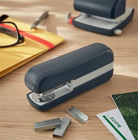 LEITZ Tűzőgép, 24/6, 26/6, 30 lap, LEITZ "Cosy", bársonyszürke